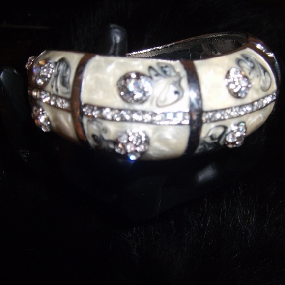 Stunning Bracelet - Picture 2 of 2